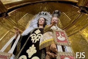 La Virgen del Carmen vuelve a presidir el altar mayor de la iglesia de San Gregorio/Francisco Javier Santana.